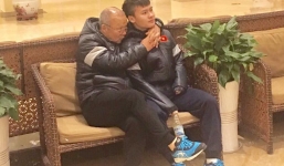 Quang Hải lần đầu chia sẻ về bức ảnh được thầy Park Hang-seo ôm cổ đầy yêu thương