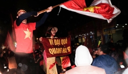 Cười vỡ bụng với nghìn lẻ một khẩu hiệu cổ vũ U23 Việt Nam cực ấn tượng của cổ động viên cả nước