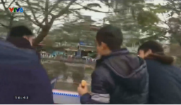 Các cầu thủ U23 Việt Nam được người dân giúp chống đói suốt chặng đường kéo dài hơn 5 tiếng