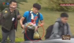 Bất ngờ trước món quà đặc biệt gia đình tặng Bùi Tiến Dũng ngay khi vừa bước xuống sân bay