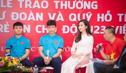 Hoa hậu Đỗ Mỹ Linh hội ngộ dàn U23 Việt Nam khiến fan girl ghen tỵ