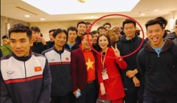 Chinh ơi trong lúc cả đội đang chụp ảnh sao lại soi tóc chị Mai Ngọc thế kia?