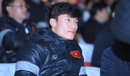 Thủ môn Bùi Tiến Dũng nói gì về pha 'bỏ khung thành' lên xem Quang Hải đá phạt?