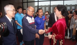 Chủ tịch Quốc hội mời tuyển thủ U23 ký vào lá cờ mang từ từ Lũng Cú về