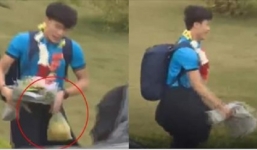 Khoảnh khắc Bùi Tiến Dũng “lạch bạch” chạy ra xe bus, tay vẫn cầm theo trái bưởi gây sốt mạng xã hội