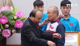 Ân cần bẻ lại cổ áo cho thầy Park, Duy Mạnh đúng là vừa đẹp trai vừa ấm áp!