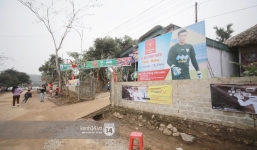 Chùm ảnh: Biết tin anh em Tiến Dũng đã về nhà, hàng trăm người hâm mộ Thanh Hóa đã kéo đến chúc mừng