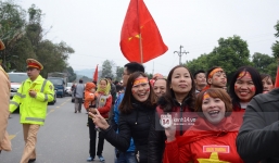 Người dân Tuyên Quang nườm nượp đổ ra đường chào đón cầu thủ Xuân Trường trở về quê hương