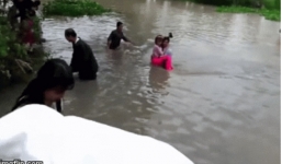 Clip: Lật xuồng trong đám cưới, cô dâu chú rể bì bõm tìm đường lên