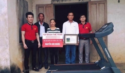 Bố mẹ thủ môn Văn Hoàng nhận được món quà tri ân bất ngờ