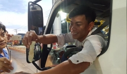 Nhiều tài xế chơi chiêu dùng tiền lẻ nhúng nước để mua vé qua BOT Cần Thơ - Phụng Hiệp