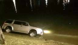 Ô tô 7 chỗ mất lái lao thẳng xuống hồ Xuân Hương