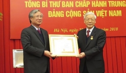 Tổng Bí thư Nguyễn Phú Trọng nhận Huy hiệu 50 năm tuổi Đảng