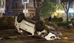 Tránh xe container, 4 người nước ngoài hoảng loạn la hét trong chiếc ôtô bị lật úp