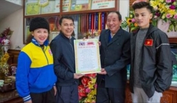 Chuyện cụ ông 69 tuổi bắt xe ôm, xe buýt gần 100km đến nhà bố mẹ Quang Hải để tặng một món quà 'đặc biệt'