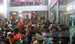 Đi đón cầu thủ U23 tại Nghệ An: Vỡ trận, chen lấn đến rơi giày cũng cố xem “cầu thủ thần tượng'