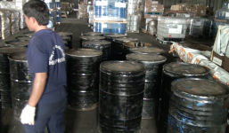 Giám đốc đánh xe tải đi ăn trộm 8 thùng phi nhựa đường