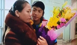 Mẹ Phan Văn Đức chia sẻ về khoảnh khắc hai mẹ con ôm nhau tại sân bay