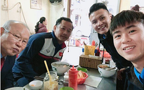 Trong khi các đồng đội đã về quê, Duy Mạnh, Quang Hải đi xua tan mùa đông bên bát phở