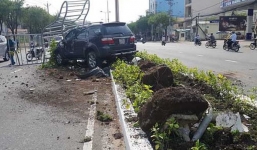 Tài xế say rượu lái xe ô tô leo lên dải phân cách, húc đổ cây xanh