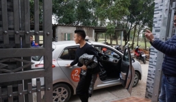 Quang Hải lặng lẽ bắt taxi về nhà trong vòng tay cha mẹ trưa 31/1