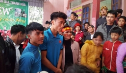 Bà nội anh em Tiến Dũng rơi nước mắt vì muốn ôm cháu mà nhiều người cứ chen vào