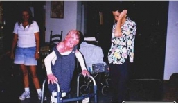 Cậu bé 8 tuổi bị lửa thiêu bỏng đến 99\% cơ thể, 13 năm sau khi trút hơi thở cuối cùng, em đã kịp bắt tên hung thủ ra chịu tội