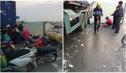 Xe chở đồ đông lạnh bị lật, tài xế mắc kẹt trong cabin, người dân thi nhau hôi của