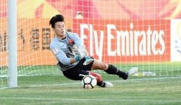 Thủ thành Tiến Dũng nói gì khi bị fan nữ giật tóc, rao bán với giá 750 nghìn một sợi?