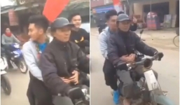 Thủ môn U23 Việt Nam từ chối xe sang,  ngồi sau xe máy cà tàng ôm bố cùng về nhà