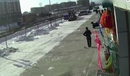 Ông lão làm rơi 18 triệu đồng tung tóe trên đường, hành động của 4 thanh niên đi qua khiến người dân cảm phục