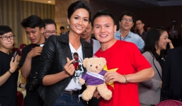 Tân Hoa hậu Hoàn vũ Hhen Niê thân thiết bên cầu thủ Quang Hải