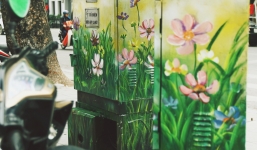 Chùm ảnh: Bốt điện 'nhếch nhác' ở trung tâm Hà Nội xúng xính 'khoác áo mới' chào xuân