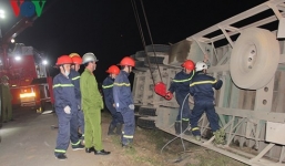 Lật xe container đè chết 2 phụ nữ đi bộ