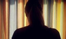 Nữ sinh đẻ con, giấu trong hộp giày dưới gầm giường rồi thản nhiên đi thi mà gia đình không ai hay biết