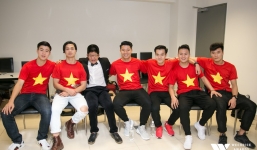 Bé Bôm hạnh phúc, cười khoái chí khi được chụp ảnh cùng 6 tuyển thủ của U23 Việt Nam