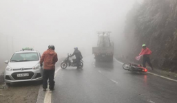 Băng đóng trên mặt đường đỉnh đèo Ô Quy Hồ khiến nhiều xe máy gặp nạn