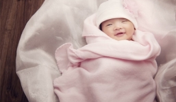 Lấy chăn ủ ấm cho con ngủ, hôm sau người mẹ đau đớn phát hiện ra điều khủng khiếp