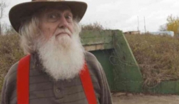 'Lão điên' bị mắng chửi vì đem chôn 42 chiếc xe buýt, sau 35 năm không ai có thể tin vào mắt mình khi ghé thăm cái hố này