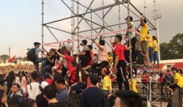 Cổ động viên nữ ngất xỉu tại SVĐ Thống Nhất, nhiều người quá khích trèo lên cả giàn giáo