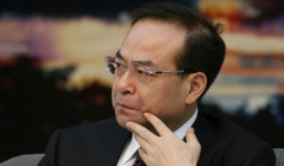 Quan tham Trung Quốc treo long bào trong nhà, mỗi ngày đều vái lạy