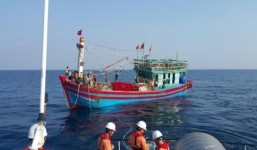Ngư dân Nghệ An tá hỏa phát hiện tàu cá không người lái trôi dạt trên biển