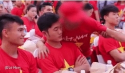 Clip gây bức xúc: Người đàn ông lao lên hàng ghế khách mời, vồ vập chụp ảnh cùng Xuân Trường, 'vô tư' gạt tay selfie cùng các cầu thủ ngồi cạnh