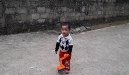 Bố mẹ mải làm việc, bé trai 3 tuổi nghi bị rơi xuống sông Lô trong lúc chơi một mình