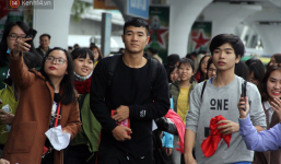 Người dân mang cờ hoa, lái xe tải đến sân bay Đà Nẵng chờ hàng giờ để đón các tuyển thủ U23 Việt Nam