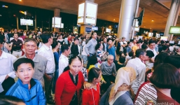 Hàng nghìn người vật vờ lúc nửa đêm ở sân bay Tân Sơn Nhất đón Việt kiều về quê ăn Tết Mậu Tuất