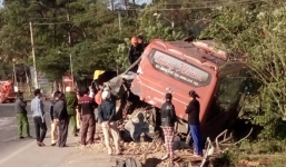 TNGT nghiêm trọng: Xe giường nằm va chạm xe tải, 5 hành khách thương vong
