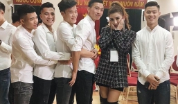 Đứng bên cạnh người đẹp nhưng dàn cầu thủ U23 Việt Nam lại ôm nhau, để mặc Huyền My một mình e ấp!