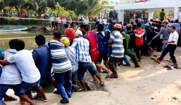 Nghẹt thở khoảnh khắc hàng trăm người giải cứu nạn nhân bị kẹt giữa nắp cống