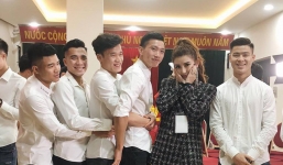 Diện đồng phục áo trắng, dàn 'soái ca' U23 khiến dân mạng xuýt xoa 